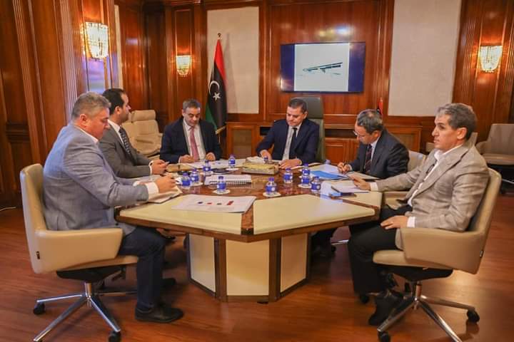الحكومة تتابع الإجراءات التعاقدية لتنفيذ عدد من مشاريع الطرق في ليبيا