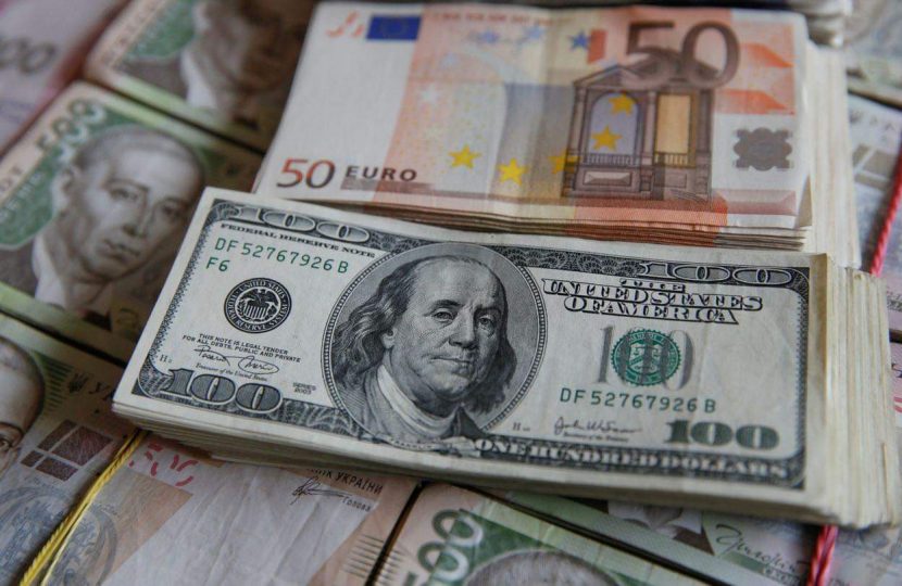 الدولار يرتفع مقابل اليورو بعد أيام من الهبوط المتواصل