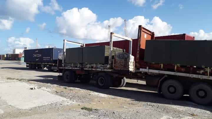وصول معدات وقطع غيار جديدة لمحطة كهرباء الخمس إلى ميناء طرابلس البحري