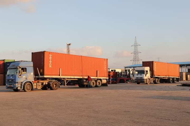 وصول 18 حاوية خاصة بمحطات توليد الكهرباء لميناء طرابلس البحري