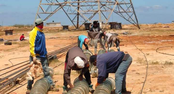 تواصل سحب أسلاك الكهرباء على خط شمال بنغازي- سي فرج رقم 1-2 جهد 400 كيلوفولت