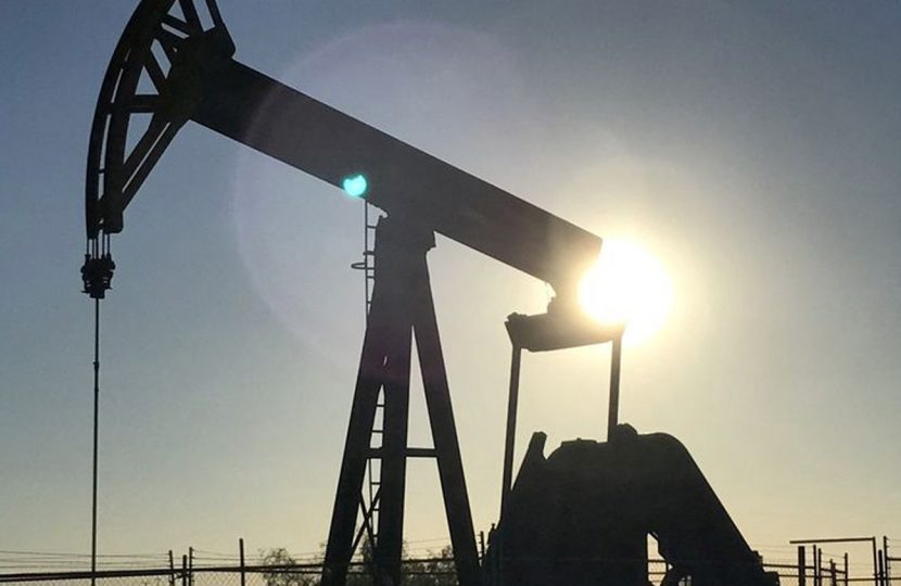 النفط يسجل أول مكاسب أسبوعية بعد شهر من الخسائر