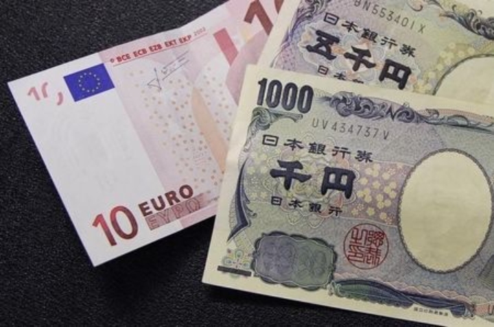الين الياباني يهوي إلى أدنى مستوى أمام اليورو منذ 15 عاماً