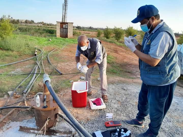 الإصحاح البيئي توزع أقراص الكلور لتطهير المياه الجوفية في الجبل الأخضر