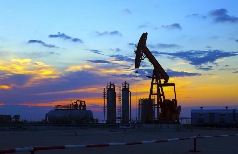 النفط يقفز 2 % بعد توقف الإنتاج في الحقول الليبية